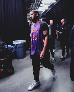 @champagnepapi shows up to Game 1 wearing a Dell Curry @raptors jersey....