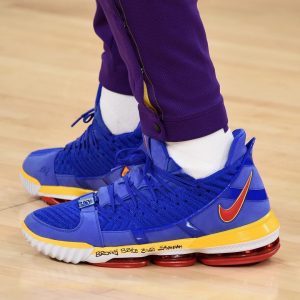 #KicksOnCourt: LeBron James in the blue “SuperBron” Nike LeBron 16 tonight in LA...